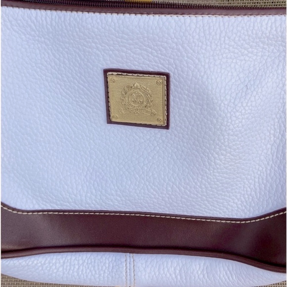 VGU Medallion Brand Crossbody Bag in Very Good, Clean Condition- Beautiful Piece - Picture 4 of 16